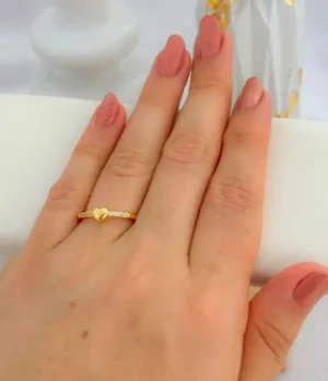 Anillo Ajustable en Rodio Dorado con Delicado Corazón Central