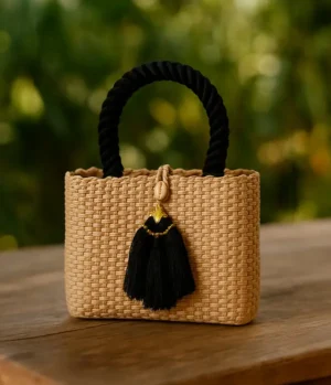 Bolso Tejido Rectangular con Asa Negra y Borla Artesanal