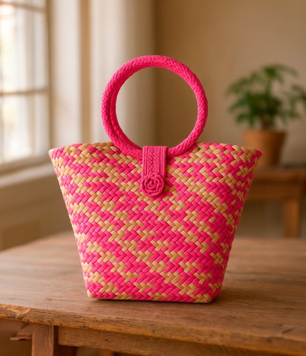Bolso de Mimbre Trenzado Rosa con Rayas y Broche Floral