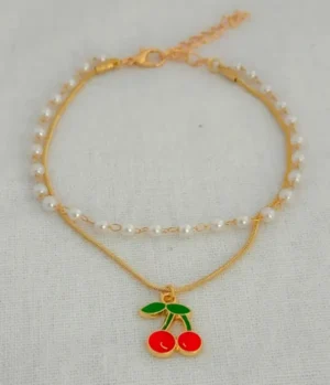 Set de Pulsera Doble en Covergold con Perlas y Dije de Cerezas Esmaltadas