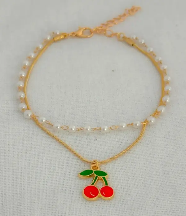 Set de Pulsera Doble en Covergold con Perlas y Dije de Cerezas Esmaltadas