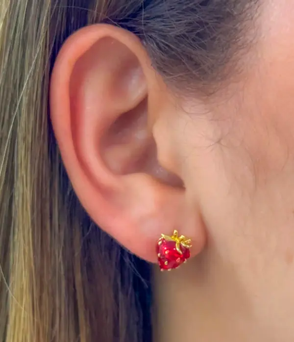 Aretes en Rodio Dorado con Diseño de Fresa Esmaltada en Rojo